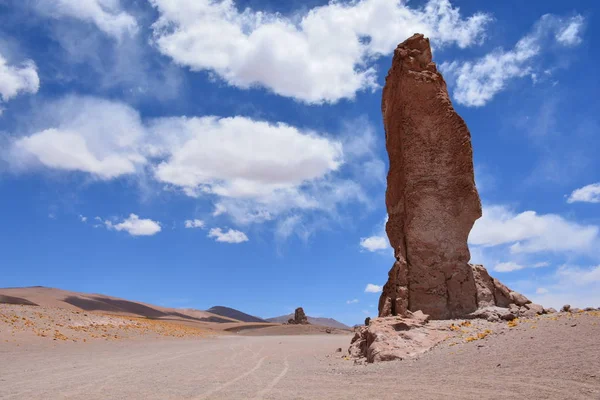 岩石与山在智利阿塔卡马沙漠的景观 — 图库照片