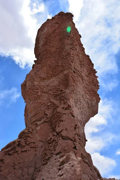Τοπίο με βράχους και τα βουνά στην έρημο Ατακάμα της Χιλής — Φωτογραφία Αρχείου