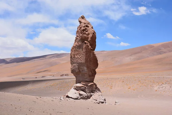 Kayalar ve dağlar Atacama Çölü, Şili'deki manzara