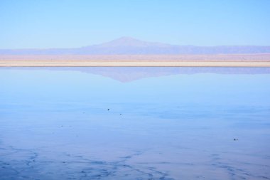 Dağlar ve lagün Atacama Çölü, Şili'deki manzara