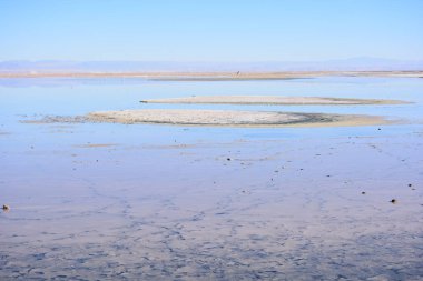 Dağlar ve lagün Atacama Çölü, Şili'deki manzara