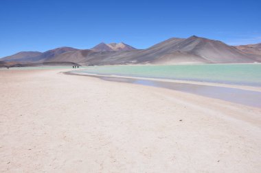 Dağlar ve lagün Atacama Çölü, Şili'deki manzara