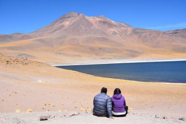 Dağlar ve lagün Atacama Çölü, Şili'deki manzara