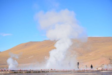 Geysers ve dağlar Atacama Çölü Şili'deki manzara