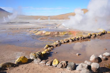 Geysers ve dağlar Atacama Çölü Şili'deki manzara