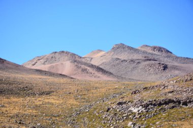 manzara Vadisi ve dağ silsilesi Atacama Çölü Şili