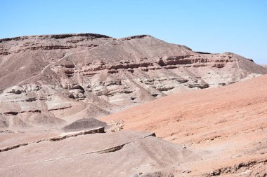 Heykel ve dağlar Atacama Çölü Şili'deki manzara