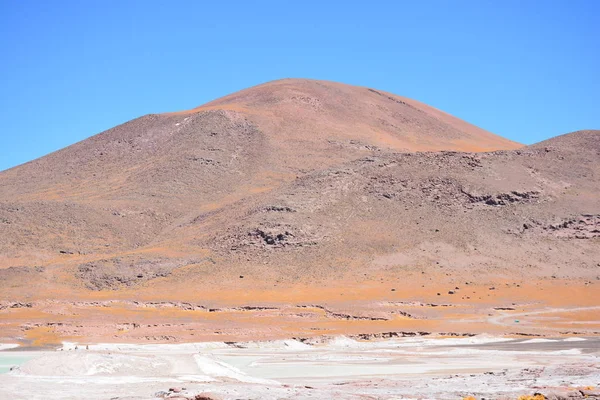 Краєвид долини і гори в пустелі Атакама, Чилі — стокове фото
