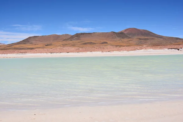 Paisagem de montanhas e lagoa no deserto do Atacama, Chile — Fotografia de Stock