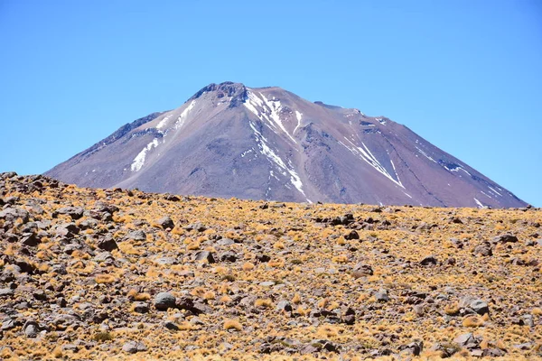 Krajobraz doliny i góry w pustyni Atakama w Chile — Zdjęcie stockowe