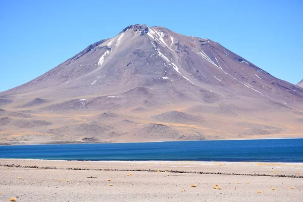 Paysage de montagnes et de lagune dans le désert d'Atacama, Chili — Photo