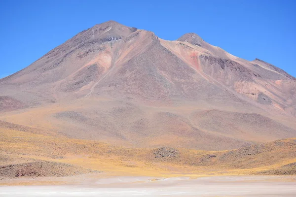 Landschap van de vallei en de bergen in de Atacama woestijn Chili — Stockfoto
