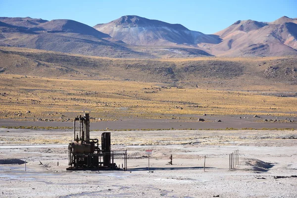 Landschap van geisers en bergen in de Atacama woestijn Chili — Stockfoto