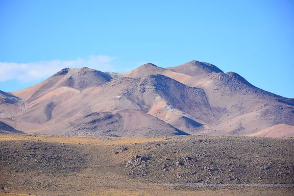 Landskap av gejsrar och bergen i Atacamaöknen Chile — Stockfoto