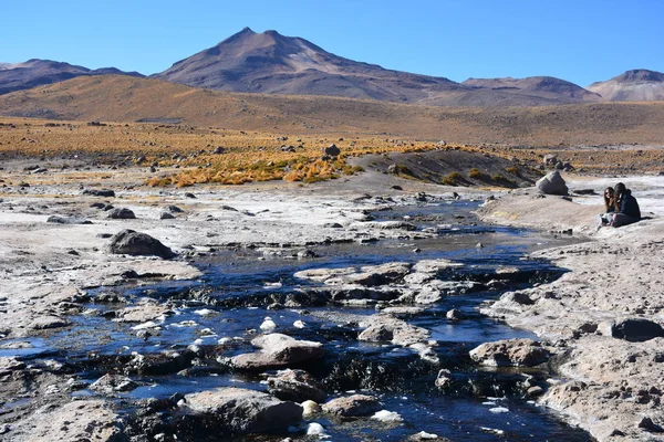 Geysers ve dağlar Atacama Çölü Şili'deki manzara — Stok fotoğraf