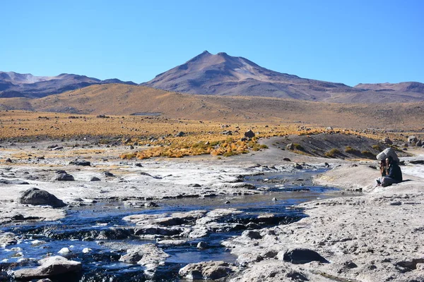 Landschaft aus Geysiren und Bergen in der Atacamawüste Chili — Stockfoto