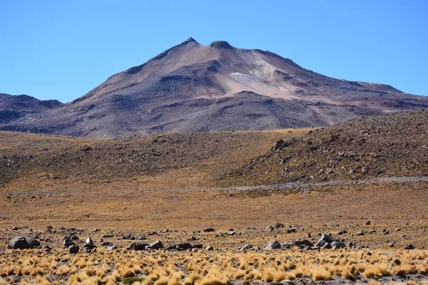 山与谷在智利阿塔卡马沙漠的景观 — 图库照片
