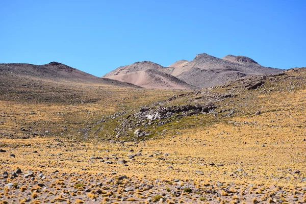 Τοπίο της κοιλάδας και οροσειρά στη Χιλή η έρημος Ατακάμα — Φωτογραφία Αρχείου