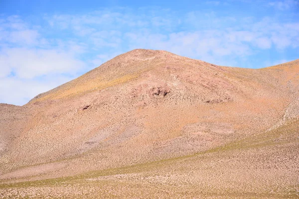 Paysage de vallée et chaîne de montagnes dans le désert d'Atacama Chili — Photo