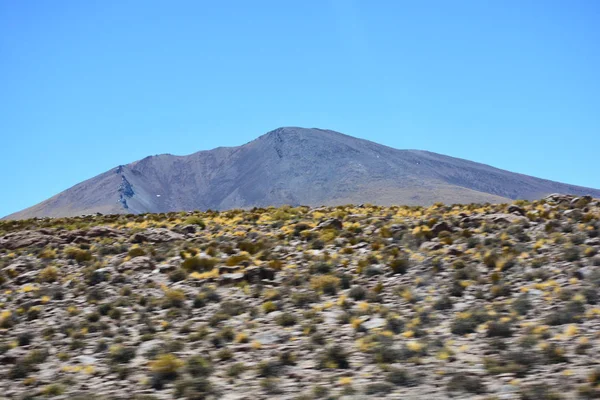Táj-völgyre és a hegység a Chilei Atacama-sivatag — Stock Fotó