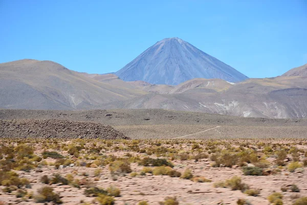 Táj-völgyre és a hegység a Chilei Atacama-sivatag — Stock Fotó