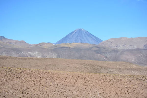 Τοπίο της κοιλάδας και οροσειρά στη Χιλή η έρημος Ατακάμα — Φωτογραφία Αρχείου