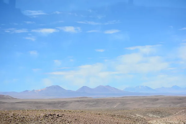 Krajina údolí a horské pásmo v poušť Atacama Chile — Stock fotografie
