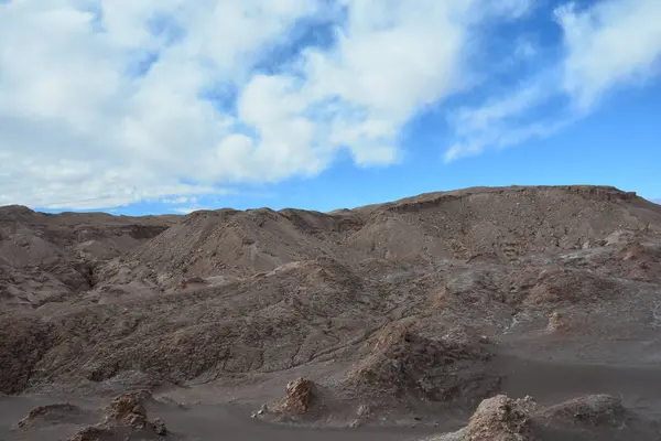 Krajobraz doliny i pasmo górskie w pustyni Atakama w Chile — Zdjęcie stockowe