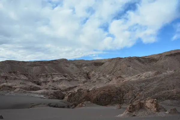 Krajobraz doliny i pasmo górskie w pustyni Atakama w Chile — Zdjęcie stockowe