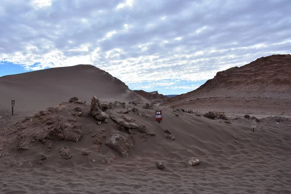 Paisaje de valle y cordillera en el desierto de Atacama Chile —  Fotos de Stock