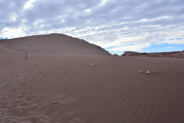 Krajina údolí a horské pásmo v poušť Atacama Chile — Stock fotografie