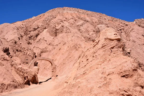 Heykel ve dağlar Atacama Çölü Şili'deki manzara — Stok fotoğraf