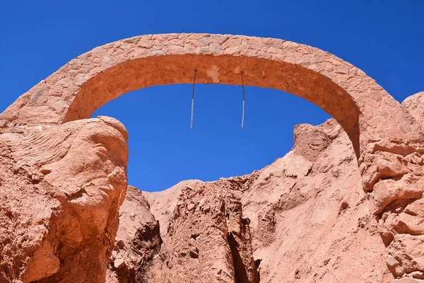 彫刻とチリアタカマ砂漠の山の風景 — ストック写真