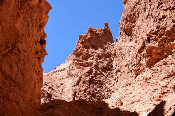 Paisaje de escultura y montañas en el desierto de Atacama Chile — Foto de Stock