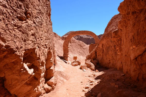 Landschap van beeldhouwkunst en bergen in de Atacama woestijn Chili — Stockfoto