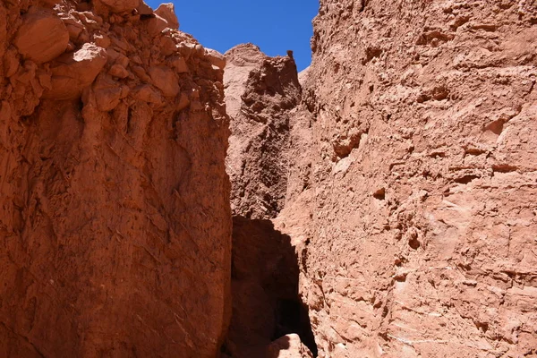 Heykel ve dağlar Atacama Çölü Şili'deki manzara — Stok fotoğraf