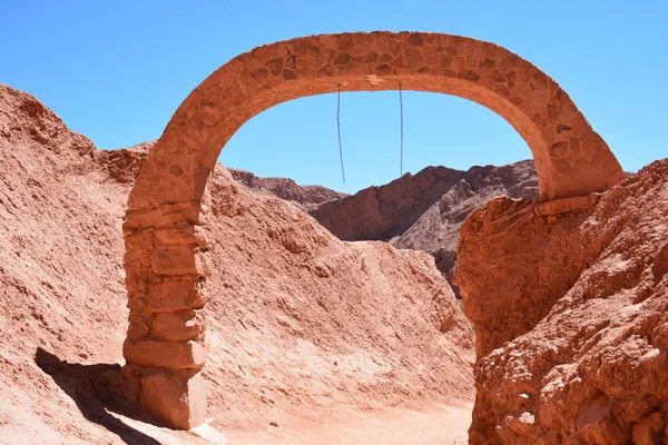 Heykel ve dağlar Atacama Çölü Şili'deki manzara — Stok fotoğraf