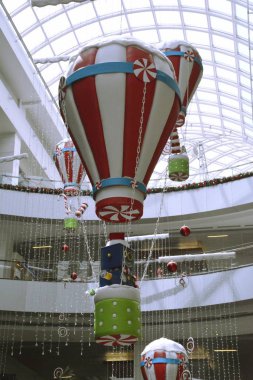 Noel dekorasyon balon bir alışveriş kompleksi Şili'de