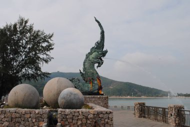 Simgesel Yapı ve Tayland ejderha Çeşmesi