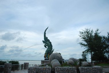 Simgesel Yapı ve Tayland ejderha Çeşmesi