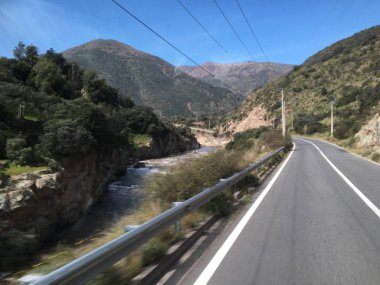 Dağlar ve valleyin Santiago Şili peyzaj