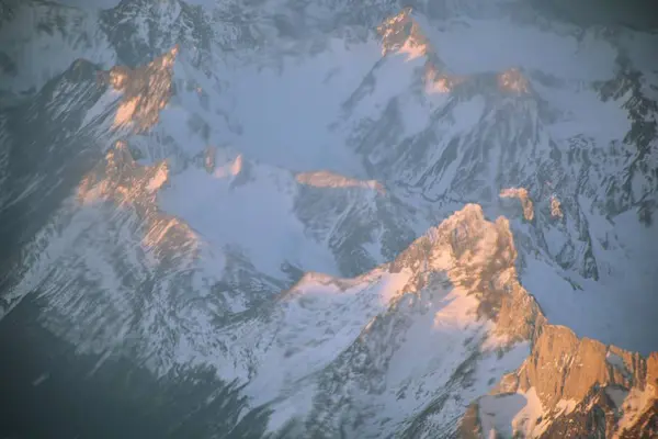 Вид с воздуха на ледники, горы и долину в Патагонии, Чили — стоковое фото