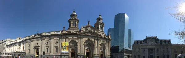 Ο καθεδρικός ναός και η χριστιανική εκκλησία στο Σαντιάγο Χιλή — Φωτογραφία Αρχείου