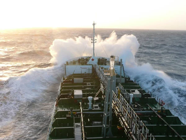 Oil Tanker ship sailing at deep ocean — Stock Photo, Image