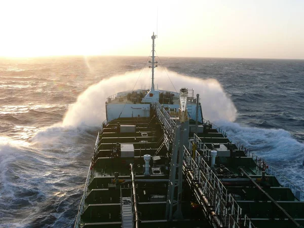 Petrol tankeri gemi derin denize yelken