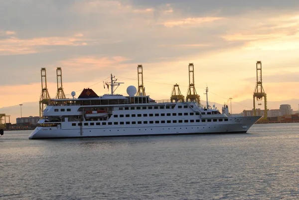 Cruise liner sailing at a port in malaysia — Stock Photo, Image