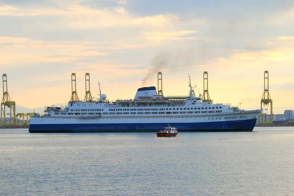 Cruise liner sailing at a port in malaysia — Stock Photo, Image