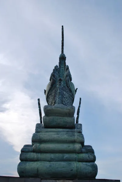 Baken, en een fontein van Dragon in Thailand — Stockfoto