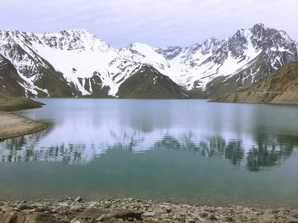 Paisagem de montanhas, lago, neve e natureza em Santiago Chile — Fotografia de Stock