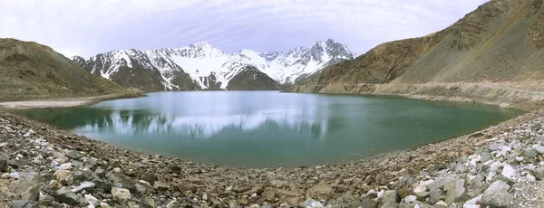 Τοπίο στα βουνά, λίμνη, χιόνι και φύσης στο Σαντιάγο Χιλή — Φωτογραφία Αρχείου